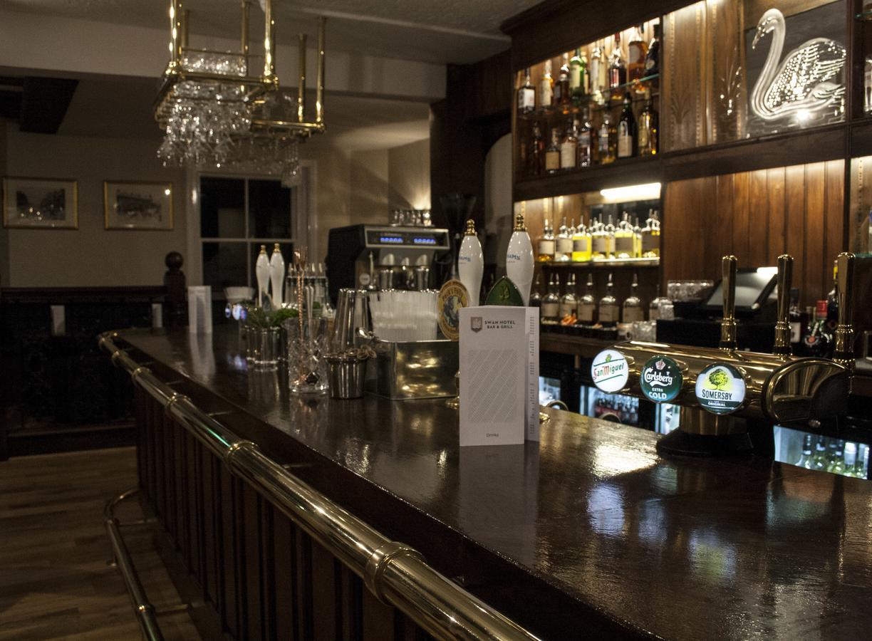 The Swan Hotel Bar And Grill Молдон Экстерьер фото